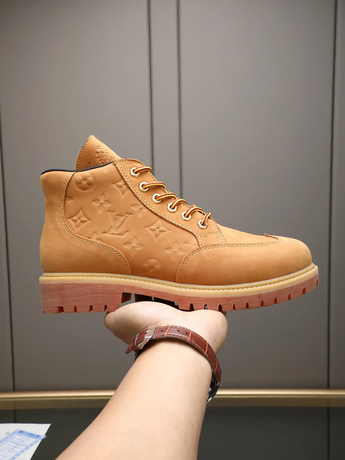 PP460 LOUIS VUITTON ss25 LV donkey brand new thick-soled lace-up big-toe shoes men's casual shoes high-top short boots. These boots are crafted from top-grain calf leather for a lightweight and comfortable fit. The thick EVA outsole is embellished with eye-catching ridges, and the trendy attitude of being both strong and soft makes it an everyday choice. ✔Upper: imported first-layer cowhide ✔Inner lining: sheep lining ✔Outsole: original molded outsole Size: 38-44 (45 customized)